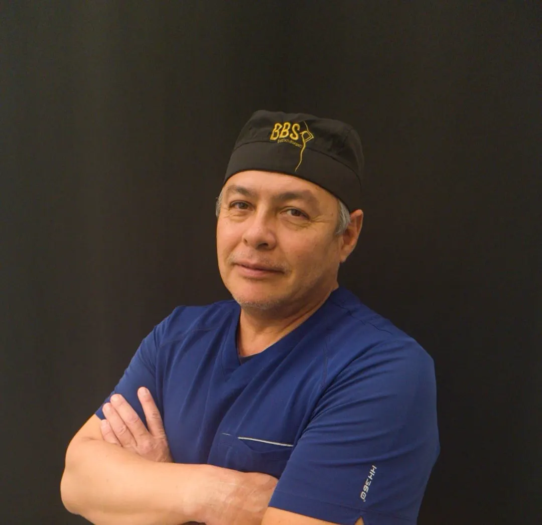 Dr. Alejandro Brito con gorro quirúrgico de BBS