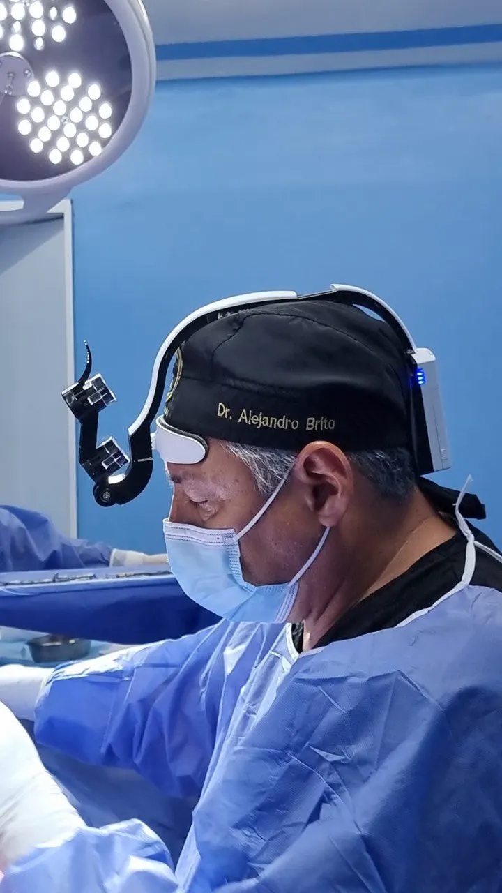 Dr. Brito en el quirófano