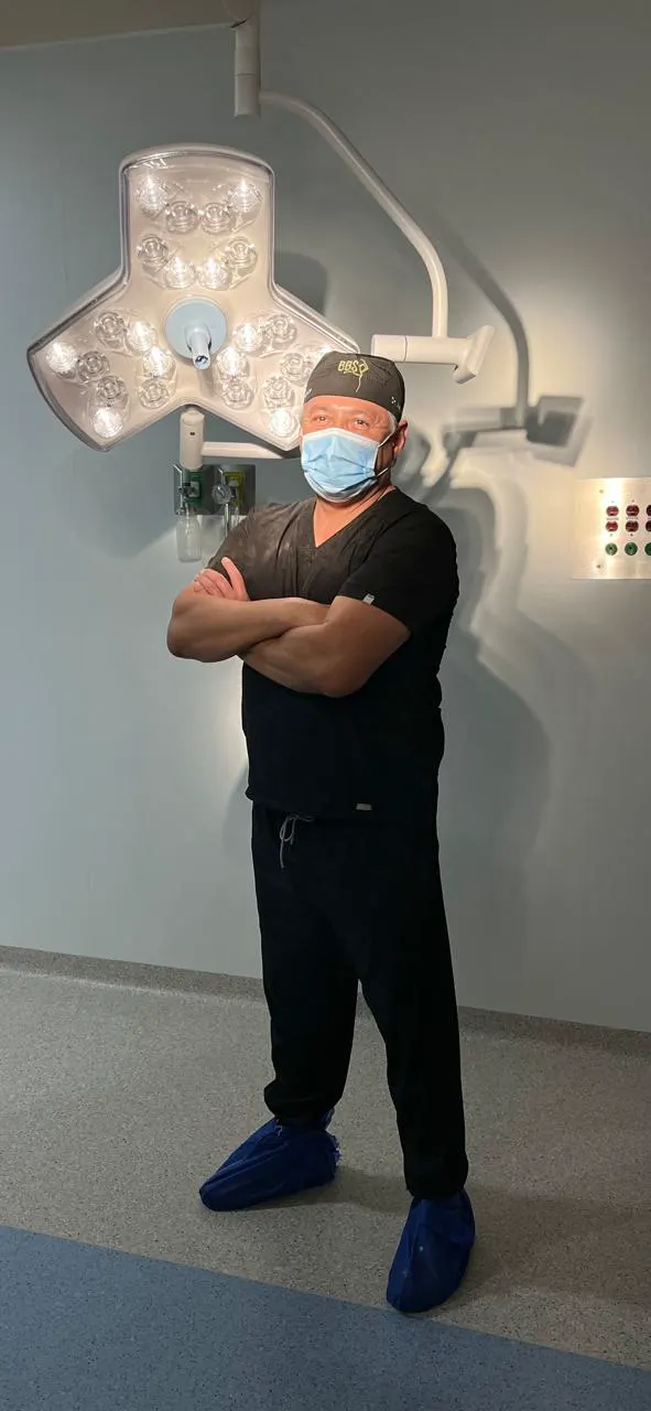Dr. Brito en el quirófano