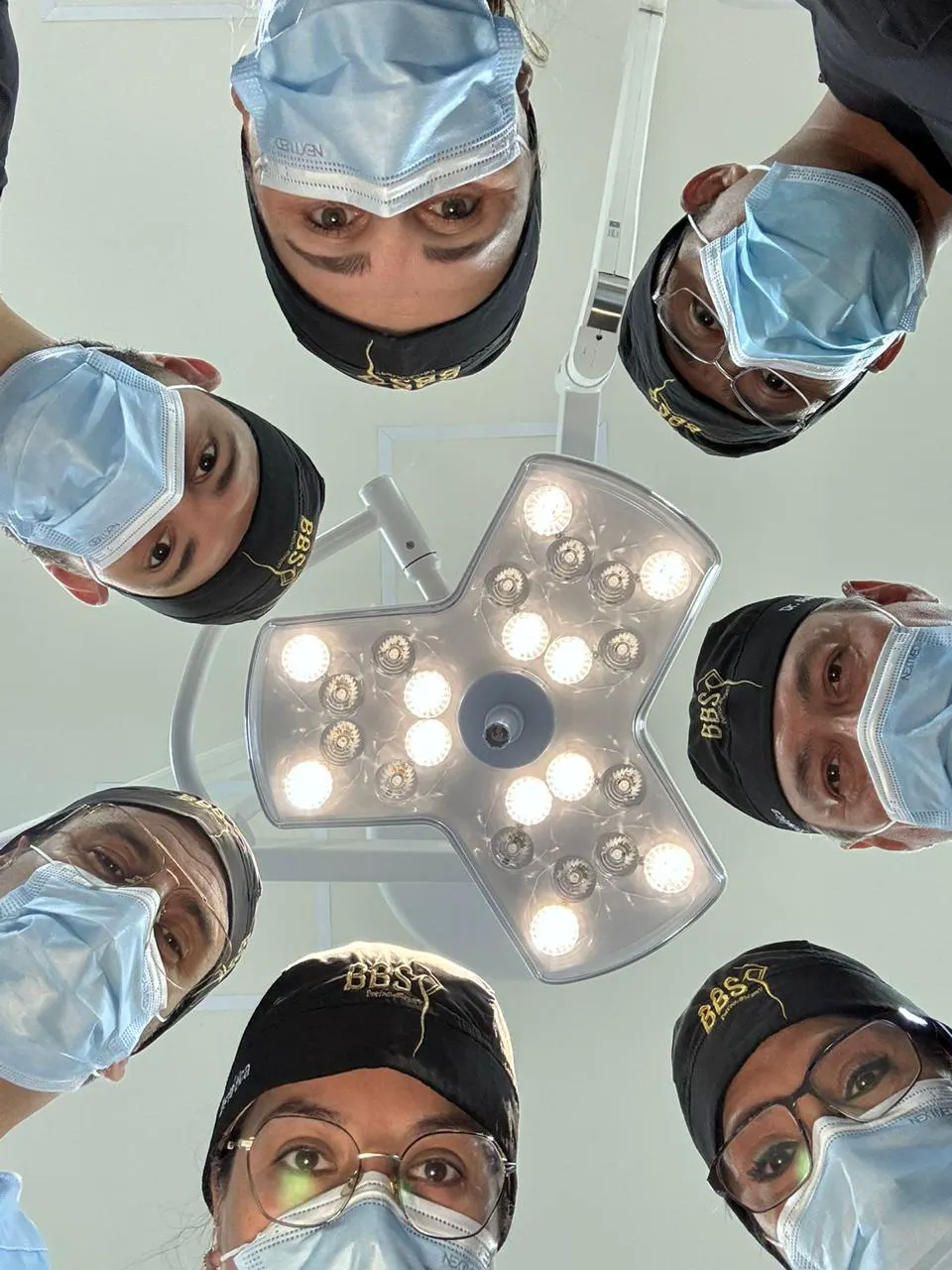 Equipo de BBS Perfect Surgery bajo la lámpara del quirófano